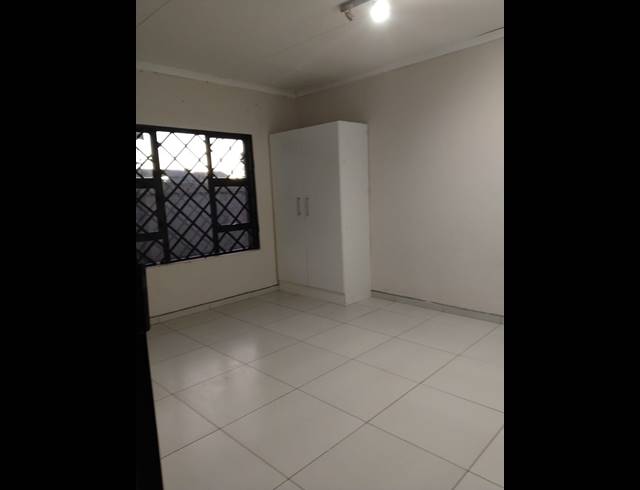 5 BEDROOM FREESTANDING FOR SALE IN FLAMWOOD